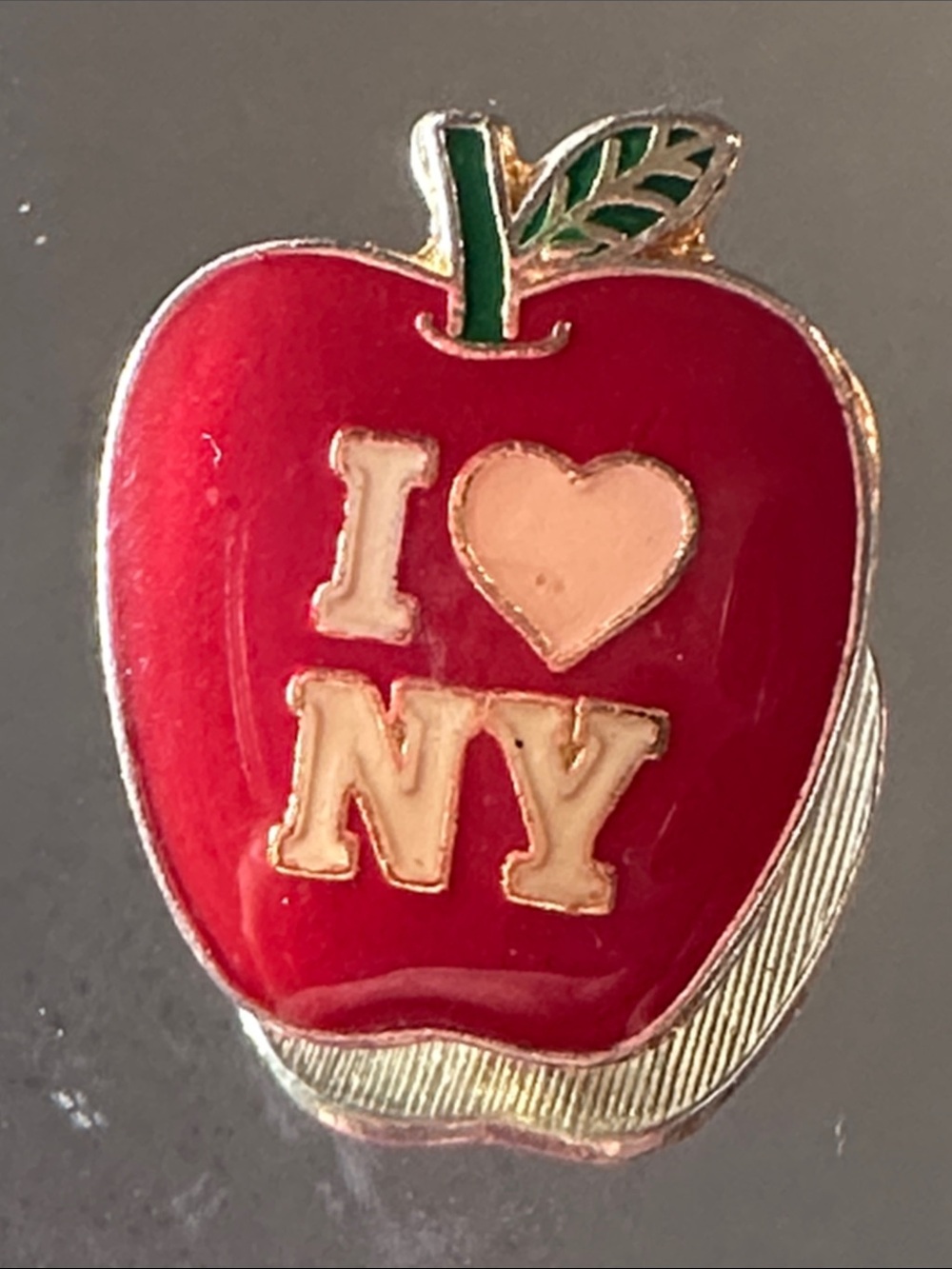 Vintage 90s āI ā¤ļø NYā Red Apple Small Enamel Pin